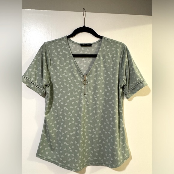 Short sleeve Sage green blouse size small with geometric detail and gold zipper - Picture 1 of 4
